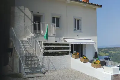 Image de Appartement 'La Vallée De La Loire' avec vue sur montagne, terrasse privée et balcon