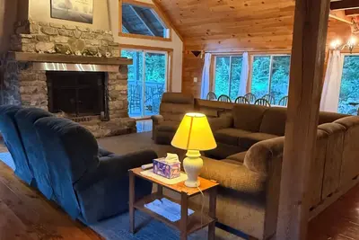 Image de Spacious Mt. cabin offering a perfect blend of rustic charm and modern comfort.