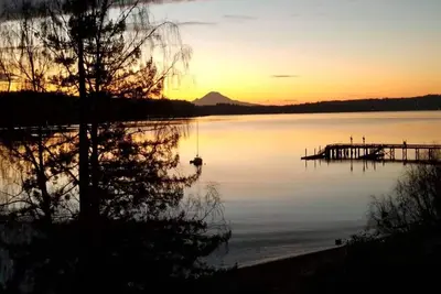 Image de Serene 2br Waterfront Retreat in Garden Setting
