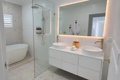 Image de Spacious Family Retreat with Private Pool& Granny Flat - 5min stroll to beach