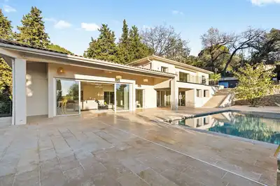 Image de Villa famille contemporaine avec piscine à Mougins – Calme, confort et intimité