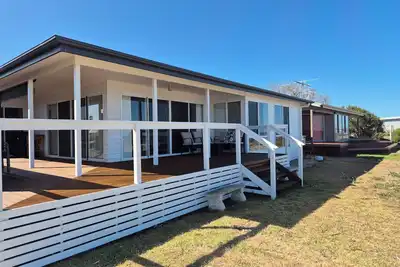 Image de Comfortable 3 bedroom home, absolute beachfront!