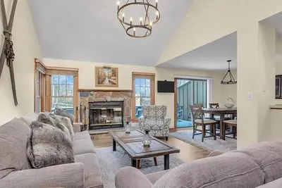 Image de Escape to Camelback Mountain – Cozy Pine Haven!