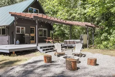 Image de 3-bedroom pet friendly cabin with WiFi, hottub and Ac in Mount Hood Village