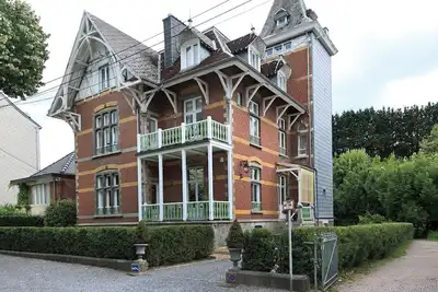 Image de A 3 minutes du centre-ville, appartement dans une villa style « Belle époque ».