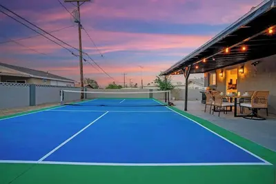 Image de Grill, Chill & Pickleball Thrill in 5br Nlv Home!
