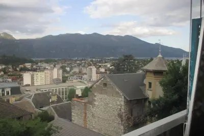 Image de Studio calme, balcon vue lac, parking, proche des Thermes, près du centre