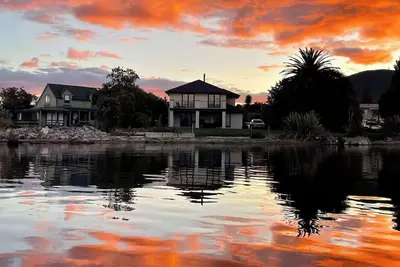Image de Tatai Lake Edge - 4 Bed Rotorua Lakefront