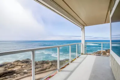 Image de Dramatic Clifftop Depoe Bay Oceanfront Condo has Whales, Birds, and a King Suite