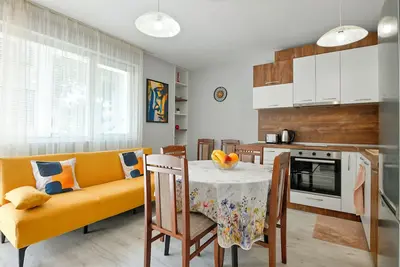 Image de New 2 Br Modern Escape / Free Parking /Minutes to Varna beach