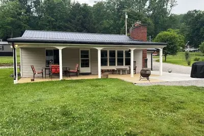 Image de Charming 2-bedroom river house in East Brady with dock access.