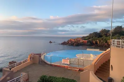 Image de rez de jardin vue mer piscine chauffée clim