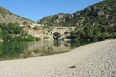 Image de Appartement dans domaine avec piscine, pour des vacances en pleine nature