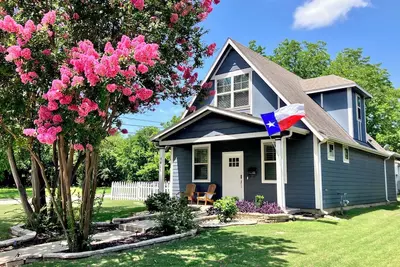Image de The Texas Bluebonnet, Historic Downtown McKinney Area!