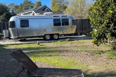Image de Modern Airstream with WiFi and Ac in Charming Mill Valley with Backyard Ducks