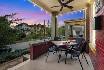 Image de Walk & Wander - Choo Choo, Eats, Southside Fun - Sleeps 12