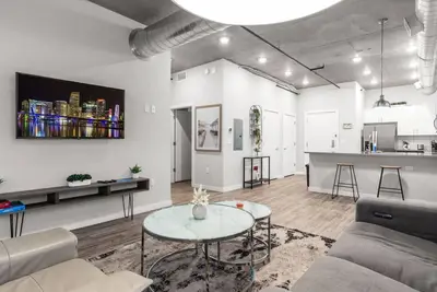 Image de Chic 2br Getaway | Walk to Breweries & Art Walk