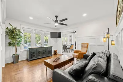 Image de The Cottage at McKinley. Updated 1 King & 1 Queen bed with 2 full baths.