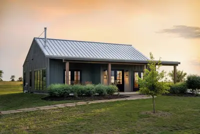 Image de As seen on Magnolia Fixer Upper Welcome Home, Episode 8 Modern Charm Waco Baylor