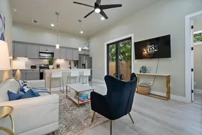 Image de New & Central 2br Home w/ Patio