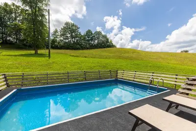 Image de Charming house with a private swimming pool and hot tub in Hocking Hills.