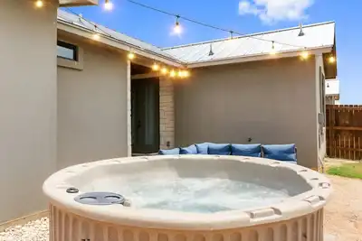 Image de Pink Paradise~Hot Tub~Games~Ev~Hill Country Escape