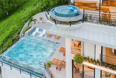 Image de 5 Bedroom Luxury Villa with Rooftop Jacuzzi in Desirable Manuel Antonio