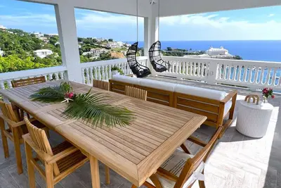 Image de Bellevue Horizon Villa: Luxurious Island Retreat with Stunning Views & Pool