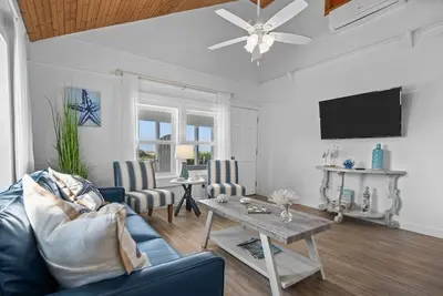 Image de Steps to the Beach Cottage: Pet-Friendly
