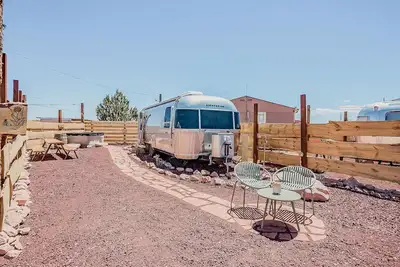 Image de Airstream w/ Private Hot Tub (Unit G) - 4 Person Airstream with Private Hot Tub
