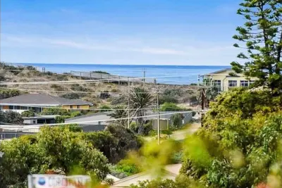 Image de Syd’s Place - A 70s retro beach house, Free Wifi