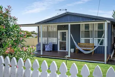 Image de Lil Blue Surf Shack, family and pet friendly