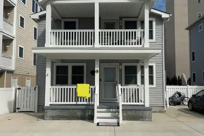 Image de Beachside Bliss: Cozy 2-Bed Retreat, Steps from the Shore, with WiFi, Ac & More!