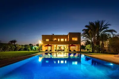 Image de Gorgeous 6 rooms villa : Spacious green space with a huge pool