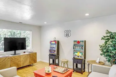 Image de Game Night Condo w/Darts, Pool and More