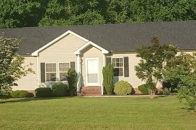 Image de 3-bedroom house in Middlesex with WiFi, Ac, laundry, office workspace.