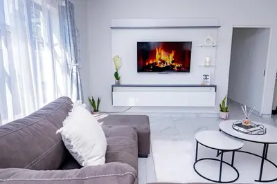 Image de 3 Bd Home with Pool, Fast Wi-Fi, Free Parking, 24/7 Security, Near Cbd & Airport