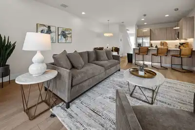 Image de 10 miles from Disney | Heated Pool | New Build