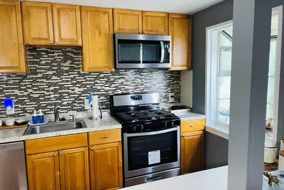 Image de Welcome Home Relax in Comfort at Our Modern 2 Bedroom Townhome in Hyattsville
