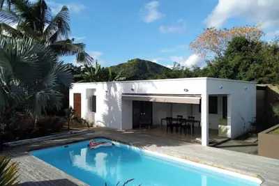 Image de Charmante maison dans un écrin de verdure à 10 minutes de la plage!