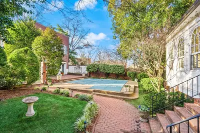 Image de Luxury Home with Private Pool, Heart of Old Town, Hosts 14+, 9bd, 99 walk score