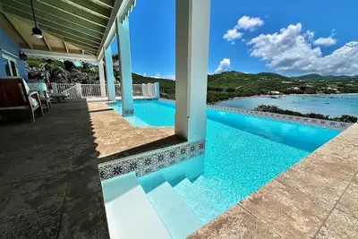Image de Charming Waterfront Villa!