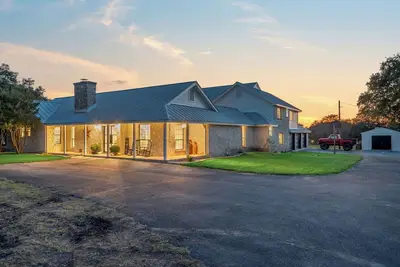 Image de Modern Texas Farmhouse on 2. 5 Gated Acres, Spacious, Private, One-of-a-Kind