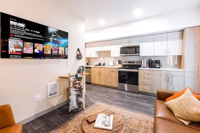 Image de Cozy 1 bdrm, 15 minutes from Downtown, Pool, Gym, In-Unit Washer Dryer