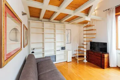 Image de Ingegnoli1 Bright top floor apartment by Hospity