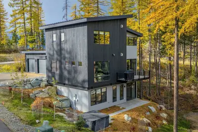 Image de Impressive modern ski and summer home.