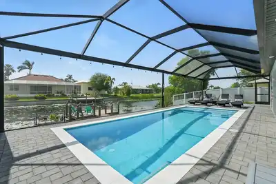 Image de Casa Elena - 4 bed/3 bath w. heated pool on fresh water canal - game room!