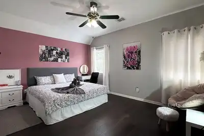 Image de Best King Bedroom near Sugarland Center and Houston hotspot / papasan / fridge