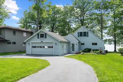 Image de Charming 3-bedroom lake front home with patio, WiFi and Ac. Minutes from Auburn.