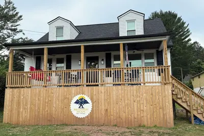 Image de Spacious 4-bedroom house with garage in Bluewell! Park and ride to the trails!